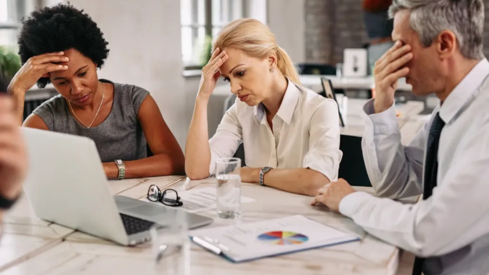 groupe_collegues_travail_ayant_mal_tete_travaillant_ordinateur_portable_essayant_resoudre_problemes_lors_reunion_1_2e948a2a07